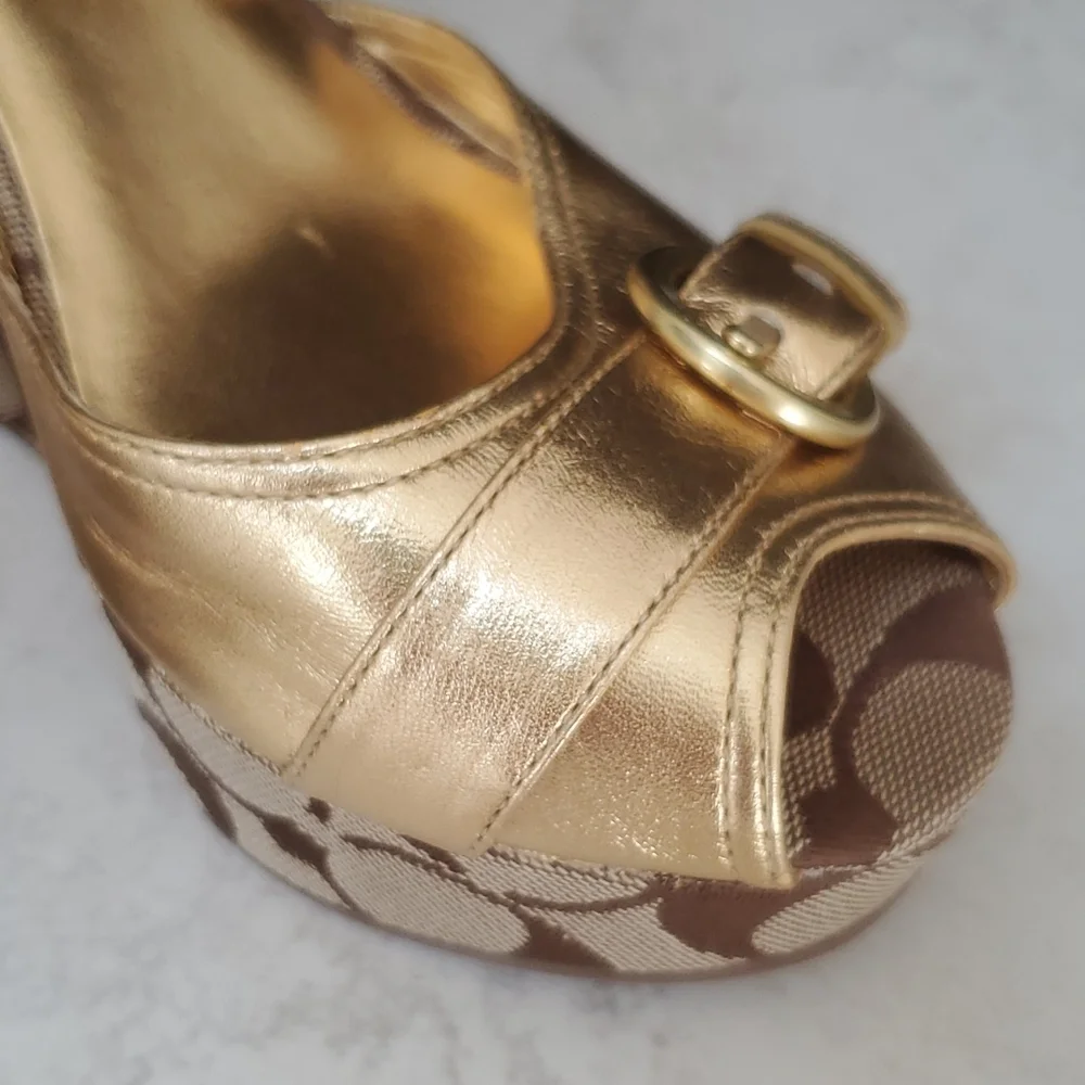 ‼️VERY RARE!!‼️ 🌟🤎 COACH Brown/Gold Wedge Sandals 🤎🌟